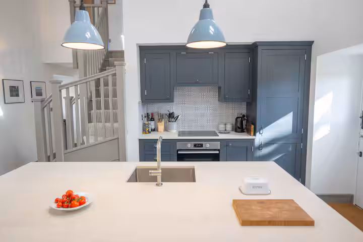 Shaker kitchen at The Barn with induction hob and dining table